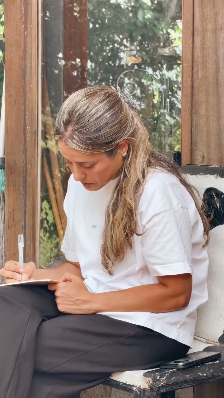 Escritura en un encuentro rodeado de naturaleza