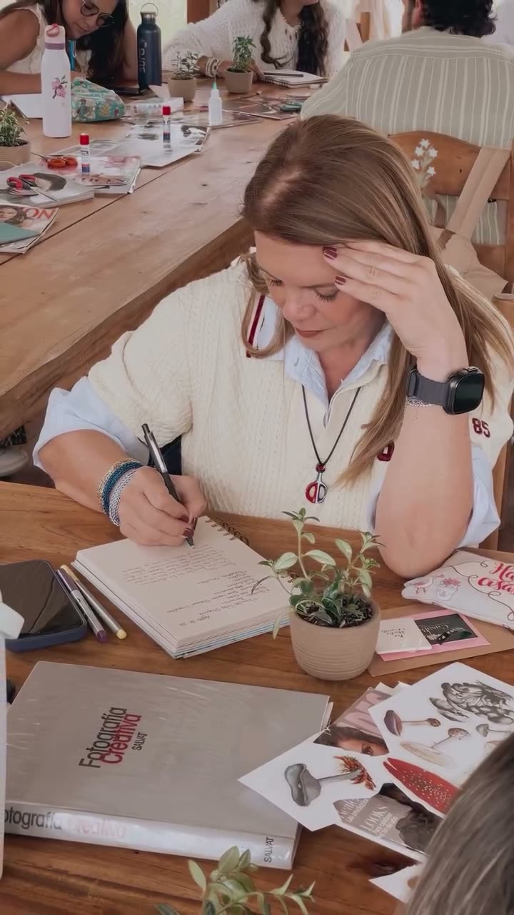 Mirona escribe en su libreta