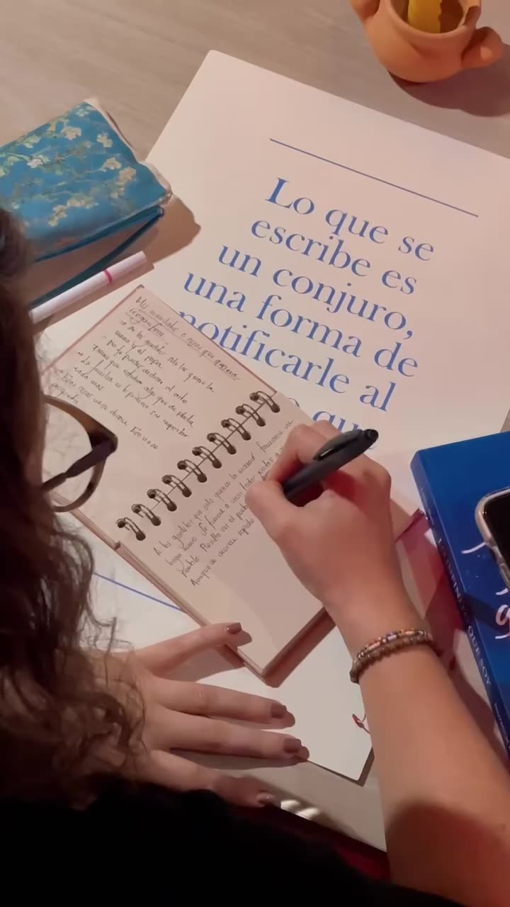 Una Mirona escribe a mano en su cuaderno durante una sesión del club