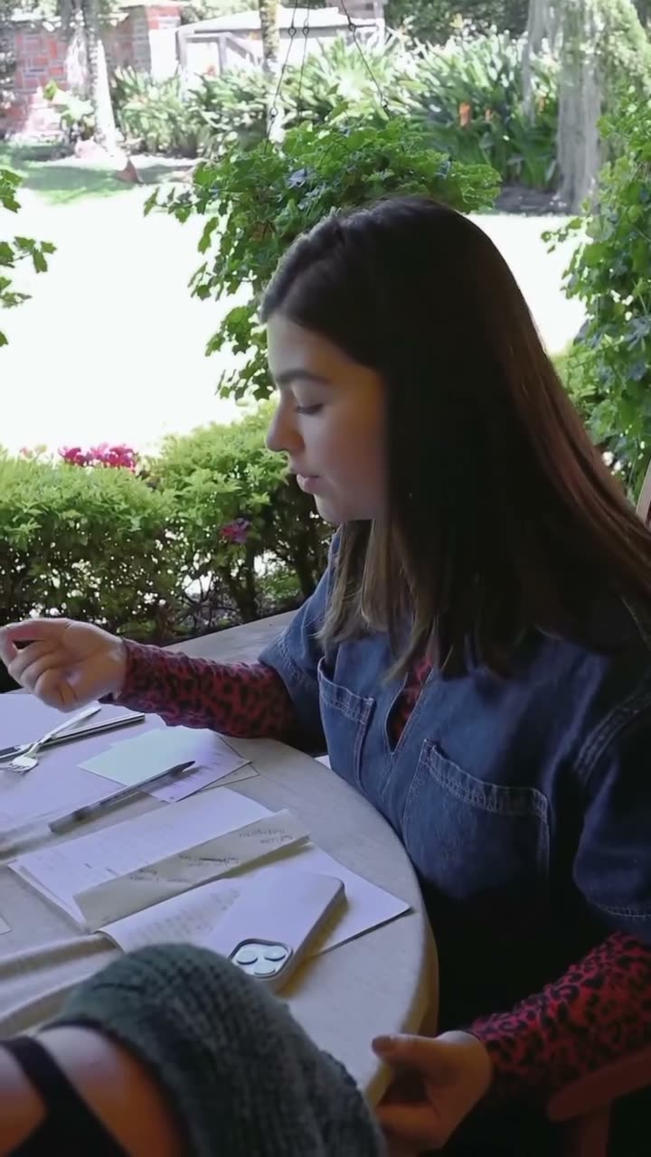 Mesa larga con Mironas escribiendo durante un encuentro presencial
